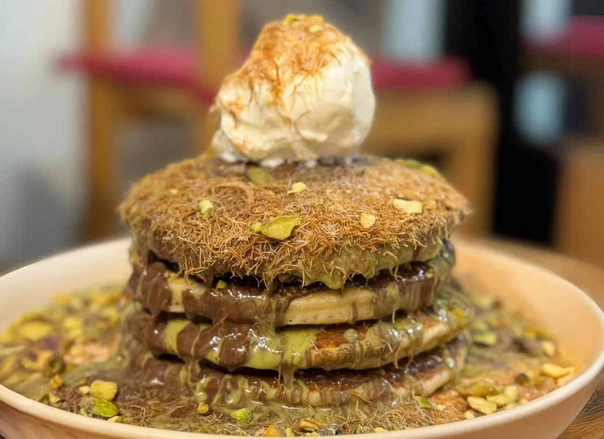 بان كيك كنافة وفستق حلبي