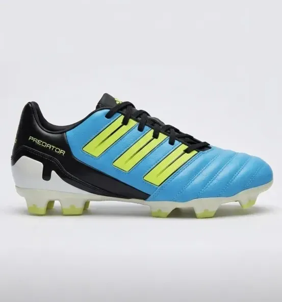 حذاء رياضي adidas